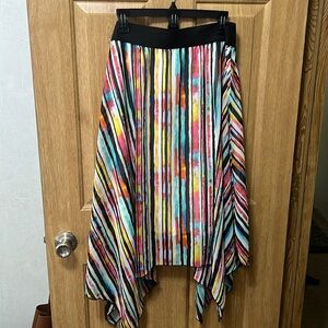 It has elastic waist band.  It has various colors flowing through it.